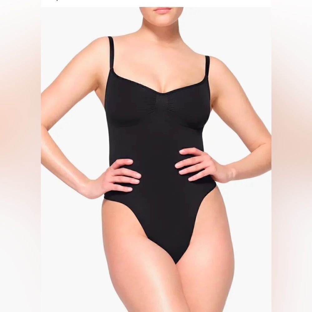 SKIMS NWT Seamless Sculpt Thong Bodysuit size M in the color Onyx